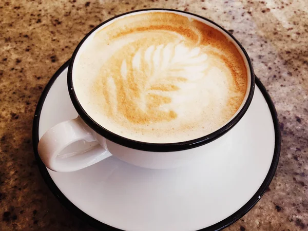 Cappuccino zum Frühstück in der Cafeteria, Kaffeetasse auf dem Tisch im Café — Stockfoto