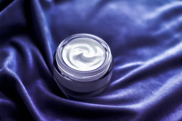 Luxe gezichtscrème vochtinbrengende crème voor de gevoelige huid, spa cosmetica — Stockfoto
