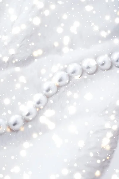 Moda de joyería de vacaciones de invierno, collar de perlas en piel backgrou —  Fotos de Stock