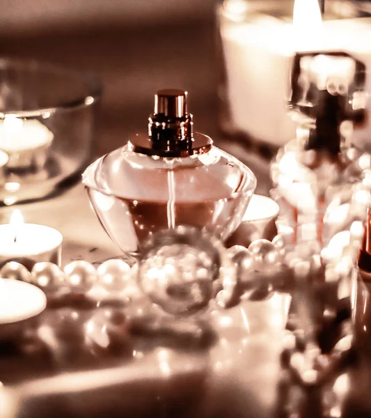 Butelka perfum i vintage zapach na stole próżności glamour w — Zdjęcie stockowe