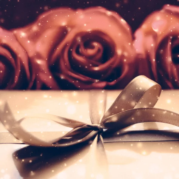 クリスマスのような豪華な休日の黄金のギフトボックスとバラの花束 — ストック写真