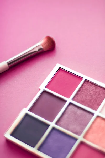 Palette de fards à paupières et pinceau de maquillage sur fond rose, pompon — Photo