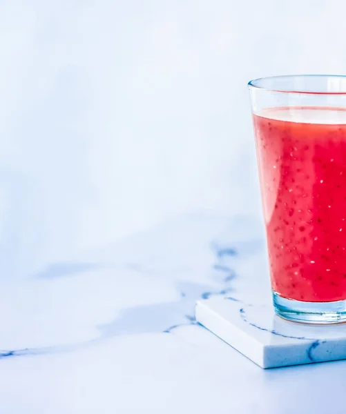 Zumo de fruta de baya en vaso, batido vegano con chía para dieta de —  Fotos de Stock