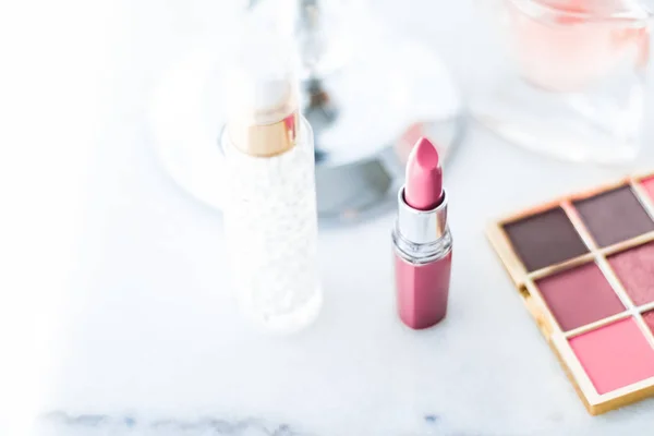 Kosmetik, Make-up-Produkte auf dem Schminktisch, Lippenstift, — Stockfoto