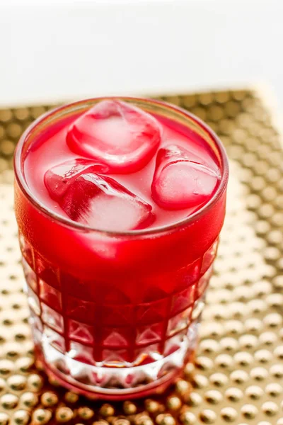 Glass of red cocktail with ice, luxury bar party — Stock Photo, Image