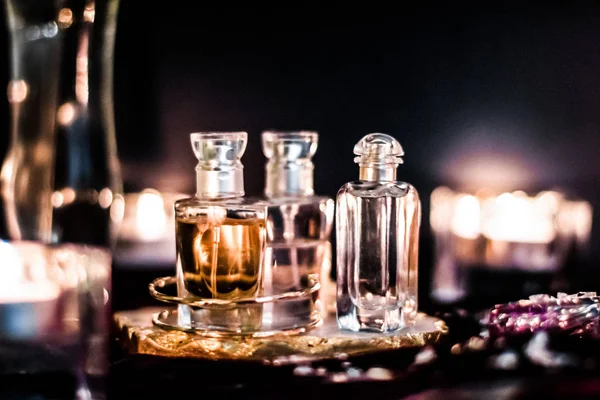 Parfüm şişeleri ve gece kaliteli koku, aroma kokusu, fra