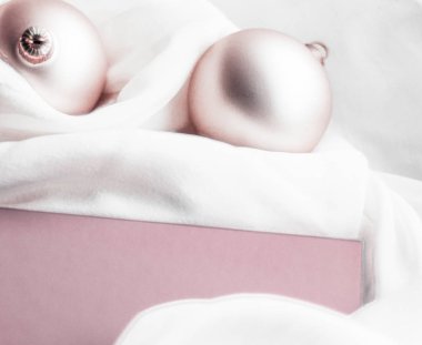 Noel tatili geçmişi, şenlikli mücevherler ve pembe şarap.