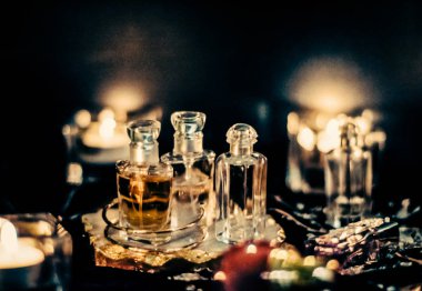 Parfüm şişeleri ve gece kaliteli koku, aroma kokusu, fra