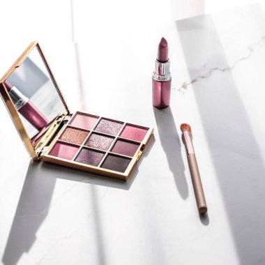 Kozmetik, makyaj malzemeleri mermer makyaj masasında, ruj.,