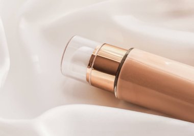 Tonal BB krem şişesi. Çıplak kayak için sıvı temel.