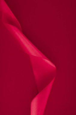 Pembe arka planda soyut kıvrımlı ipek kurdele, özel lüks. 