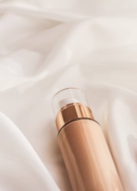 Tonal BB krem şişesi. Çıplak kayak için sıvı temel.