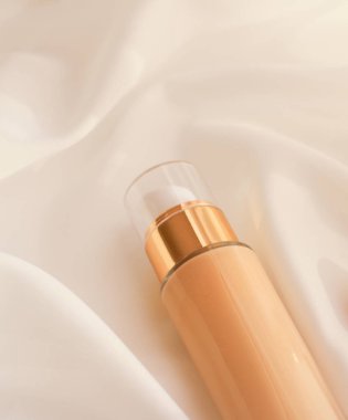 Tonal BB krem şişesi. Çıplak kayak için sıvı temel.