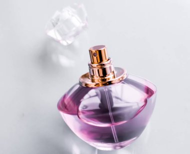 Parlak arka planda pembe parfüm şişesi, tatlı çiçek kokusu, gl