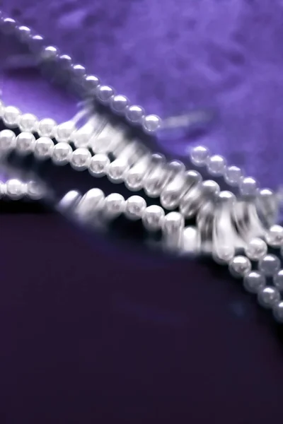 Прибережна ювелірна мода, перлове намисто під фіолетовим водяним списом — стокове фото
