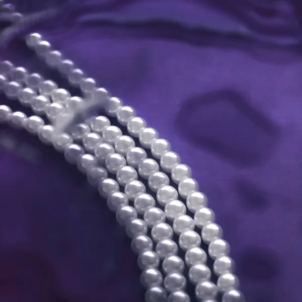 Kustsmycken mode, pärla halsband under lila vatten bac — Stockfoto