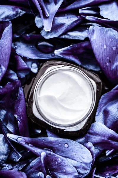 Crema hidratante facial de lujo para la piel facial en bac de flor azul —  Fotos de Stock