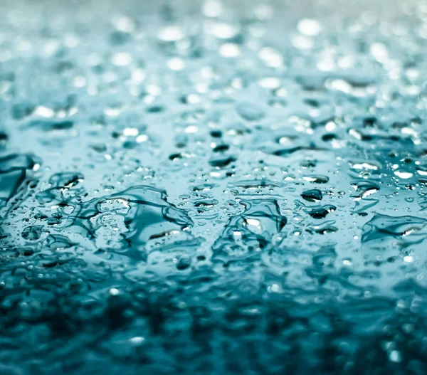 水质感抽象的背景，碧绿的玻璃杯上的水滴 — 图库照片