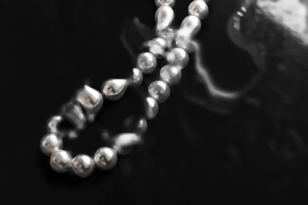 Moda de jóias costeira, colar de pérolas abaixo da água preta atrás — Fotografia de Stock