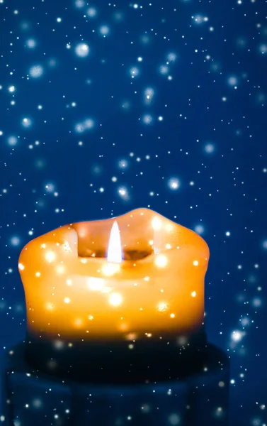 Sárga ünnep gyertyát a kék csillogó havazás háttér, LuXu — Stock Fotó