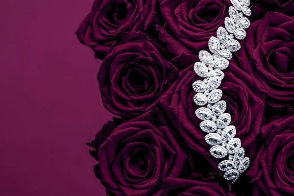 豪華なダイヤモンドジュエリーブレスレットと紫のバラの花、愛g — ストック写真