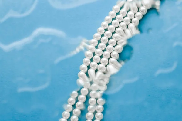 Coastal jewellery fashion, pearl necklace under blue water backg — Stock Photo, Image
