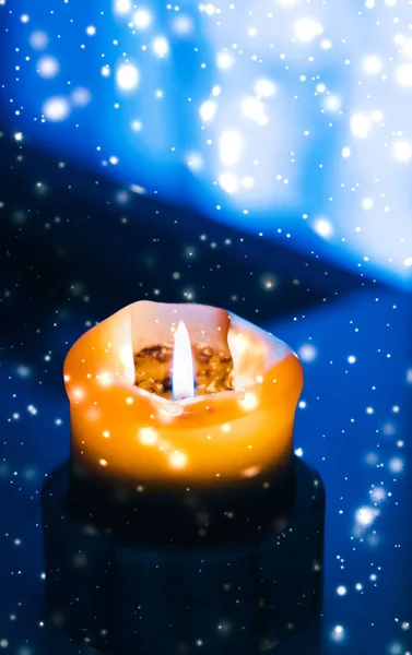 Žlutá sváteční svíčka na modrém třpytivém pozadí, LuXu — Stock fotografie
