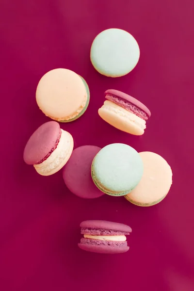 French macaroons on cherry pink background, parisian chic cafe d — Stock Photo, Image