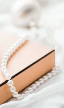 Noel tatili geçmişi, şenlikli mücevherler ve sarı mahsuller.