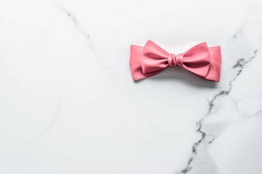 Mercan ipek kurdele ve mermer arka planda fiyonk, kız bebek partisi