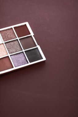 Göz falı paleti ve çikolata arka planda makyaj fırçası, göz.