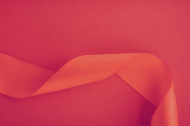 Gül arka planında soyut kıvrımlı ipek kurdele, özel lüks. 