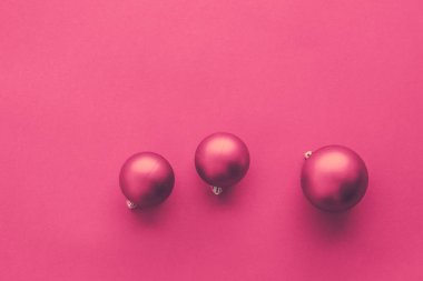 Pembe flatlay zemin üzerinde Noel baubles, lüks kış holida