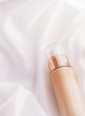 Tonal BB krem şişesi. Çıplak kayak için sıvı temel.