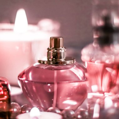 Cazibe masasında parfüm şişesi ve eski parfüm kokusu. 