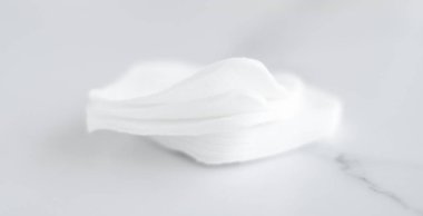 Mermer arka plan, kozmetik ve makyaj malzemelerinde organik pamuk pedleri 