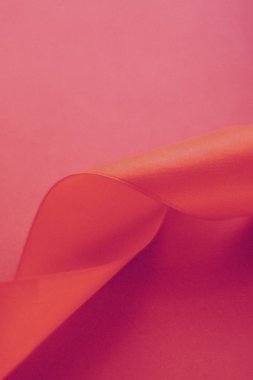 Gül arka planında soyut kıvrımlı ipek kurdele, özel lüks. 