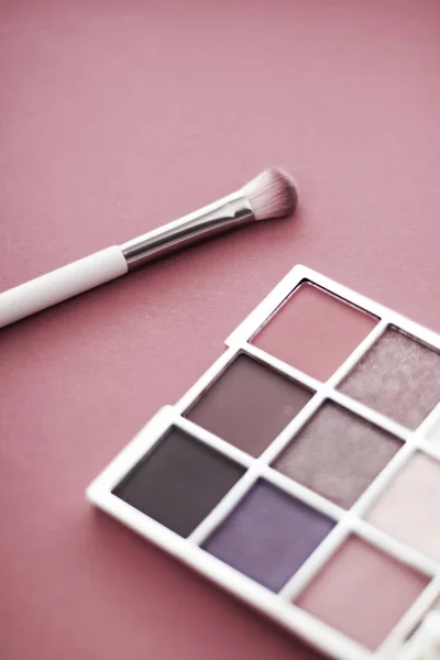 Eyeshadow palette and make-up brush on rouge background, eye sha — Stock Photo, Image