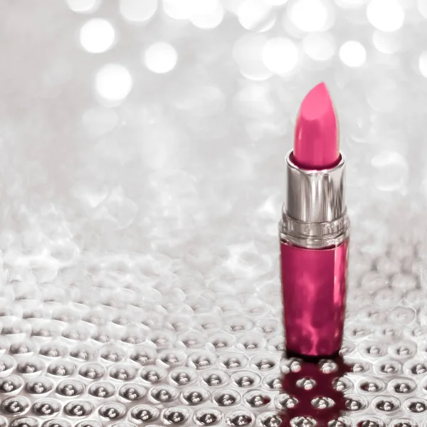 Lápiz labial rosa en plata Navidad, Año Nuevo y Día de San Valentín — Foto de Stock