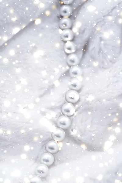 寒假珠宝时尚，珍珠项链在毛皮衬托下 — 图库照片