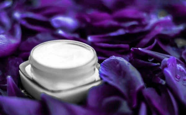 Creme hidratante de rosto de luxo para pele facial na flor roxa b — Fotografia de Stock