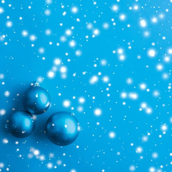 圣诞包在蓝色背景与雪闪闪发光，豪华w — 图库照片