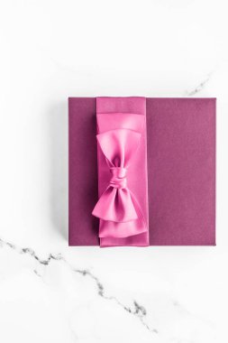 Mermer arka planda ipek fiyonklu pembe hediye kutusu, kız bebek şovu