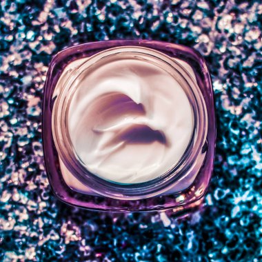 Parlak arka planda sağlıklı cilt için lüks yüz kremi, 