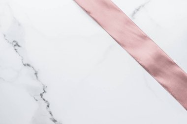 Bej ipek kurdele ve mermer arka planda fiyonk, cazibe mevcut 