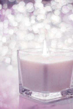 Noel 'de pembe aromalı mum ve yeni yıl parıltısı.