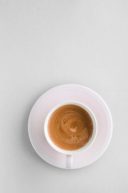 Kahvaltı içeceği olarak sıcak Fransız kahvesi fincan, whi flatlay bardak