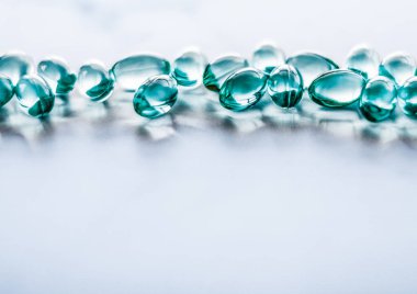 Sağlıklı beslenme için mavi haplar, destek hapları ve prob