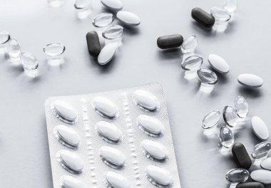 Beslenme için haplar ve kapsüller, yaşlanmayı önleyen güzellik takviyesi.