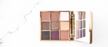 Mermer arka planda göz farı paleti, makyaj ve kozmetik p